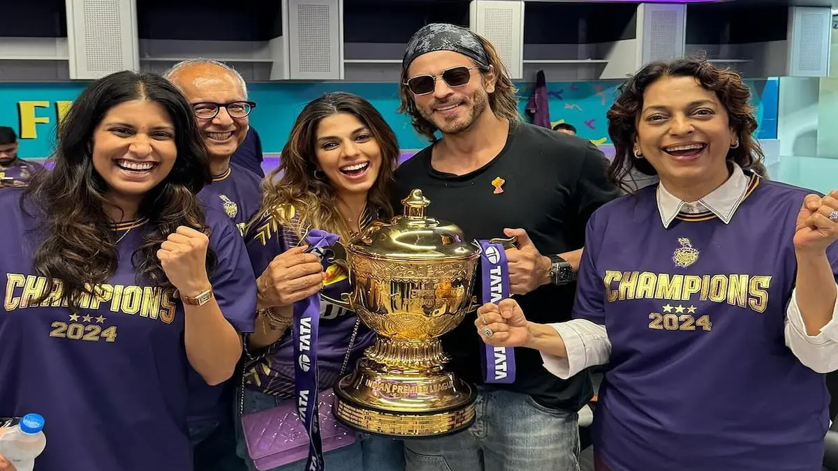 juhi chawla and shahrukh with IPL trophy